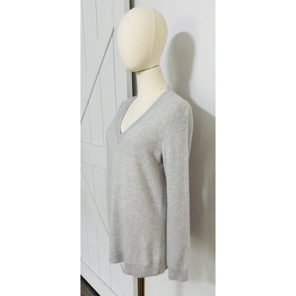 Saks Fifth Avenue Women’s Size S 100% Cashmere V-Neck Sweater Gray Luxury Knit - Picture 3 of 8